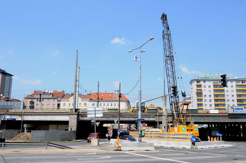 Bahnüberführung Matzleinsdorferplatz, Beginn der Verbreiterung des Tragwerks im Zuge der Errichtung des Hauptbahnhofes 