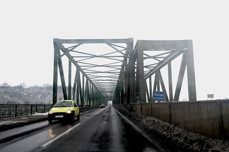 Mauthausner Brücke Fahrt von Pyburg nach Mauthausen; rechts die Eisenbahnbrücke 