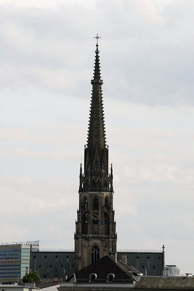Der Turm des neuen Domes von der Terrasse des neuen Rathauses gesehen 