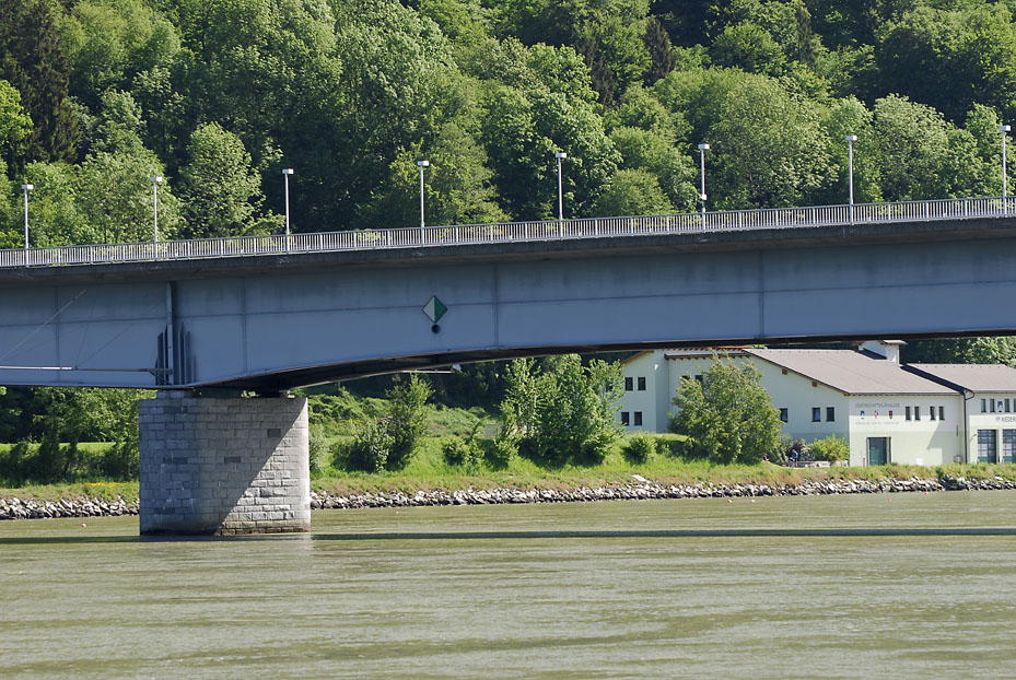 Blickrichtung stromabwärts auf dei Donaubrücke Oberranna 