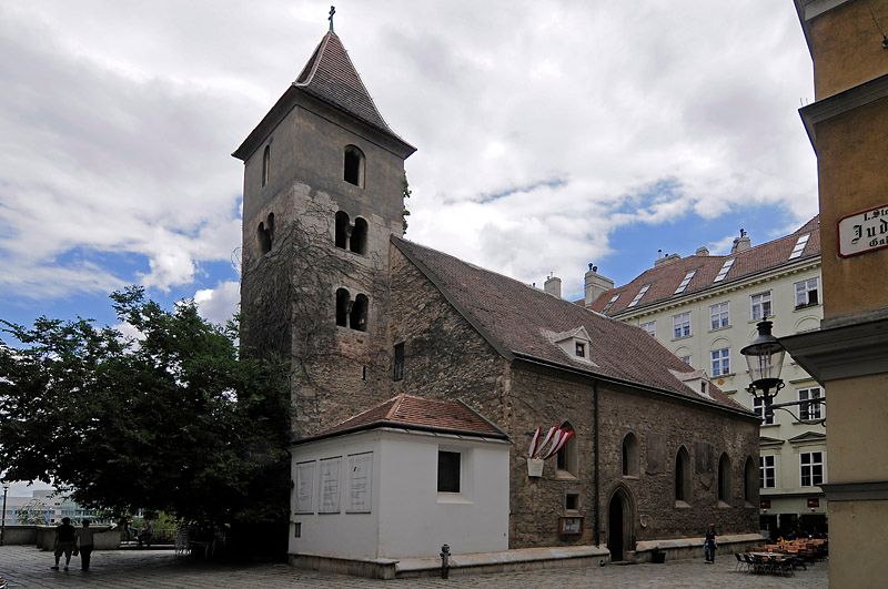 Ruprechtskirche gotische Südwand (weiß: Reste des ehemaligen Westvorbaus aus 1835) 