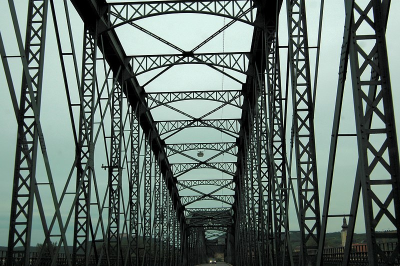 Donaubrücke zwischen Stein und Mautern. Straßen- und Fußgängerbrücke 