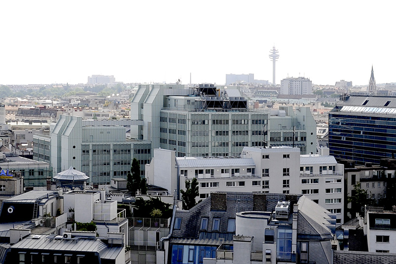 Technische Universität Wien Freihaus und Bibliothek. Im Hintergrund Funkturm Arsenal 