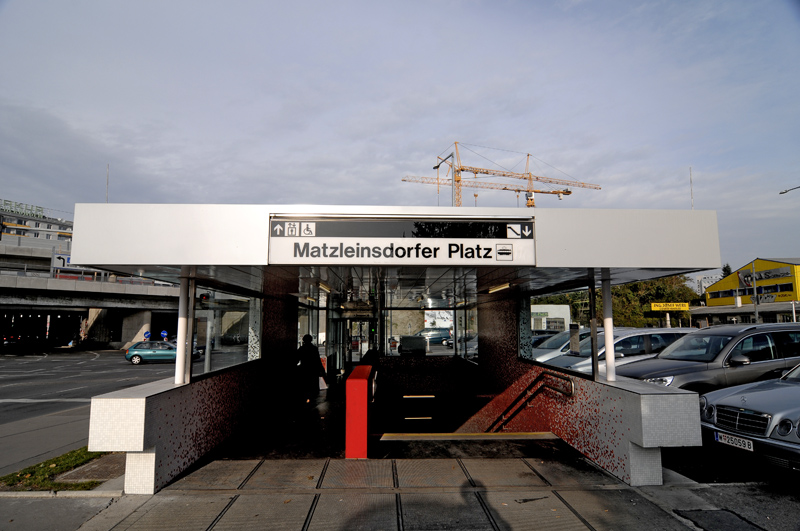 Unterpflasterstraßenbahn Abgang zur Station Matzleinsdorfer Platz nach der Sanierung 
