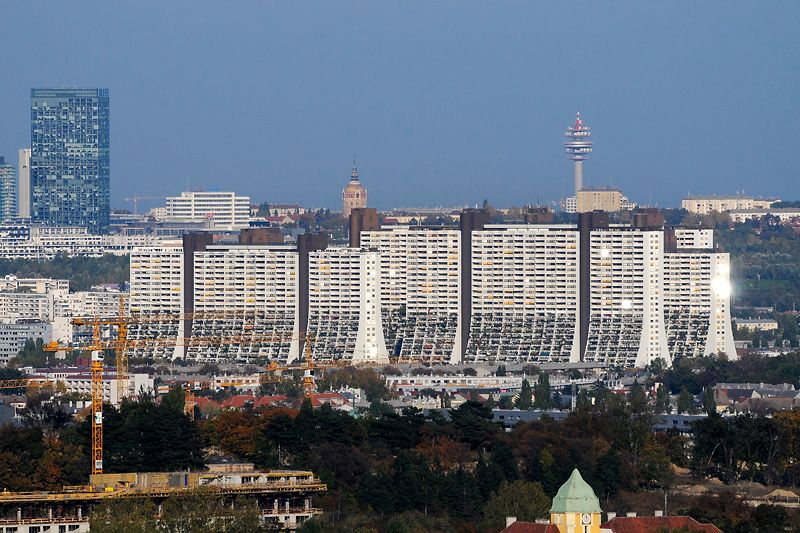 Aufgenommen aus ca 10km Entfernung. Im Hintergrund v.l.n.r.: Vienna Twintowers, Phillipshaus, Wasserturm, Funkturm Arsenal 