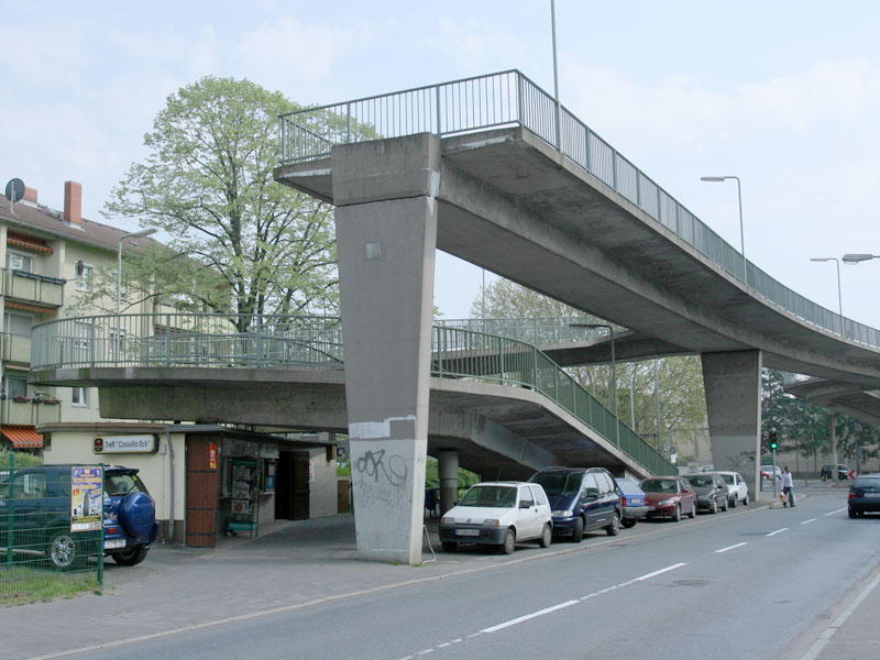 Foot and cycle bridge across Cassellastrasse in Frankfurt 