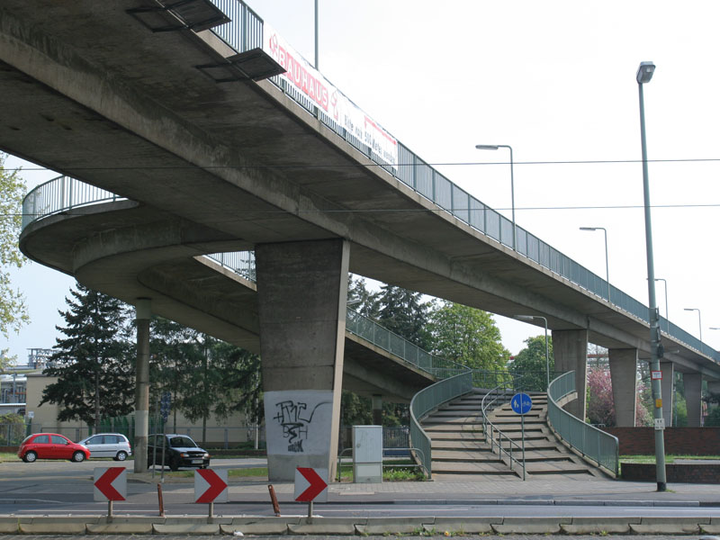 Foot and cycle bridge across Cassellastrasse in Frankfurt 