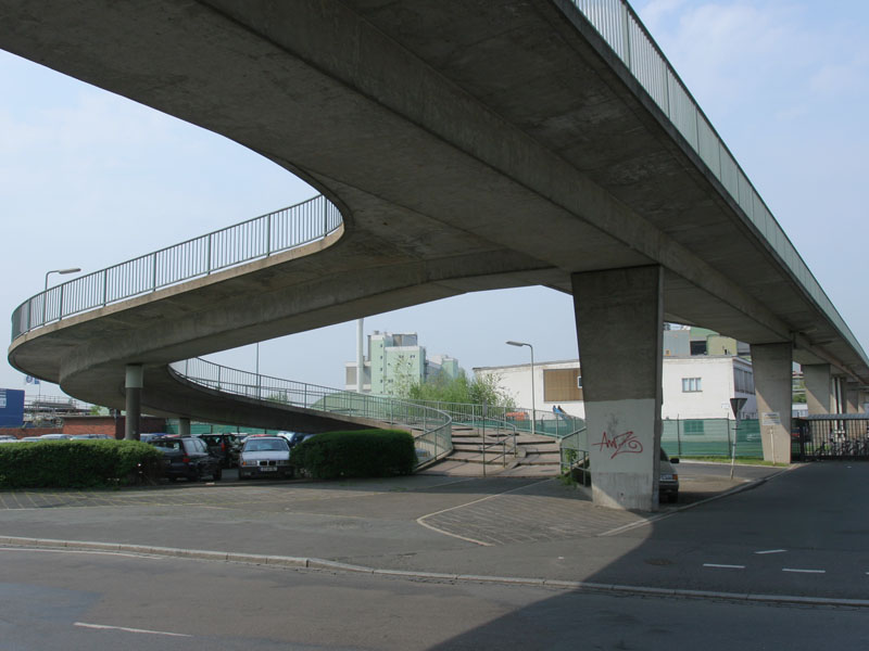 Fußgänger- und Radwegbrücke Cassellastraße, Frankfurt am Main; ein städtebauliches Unikum 