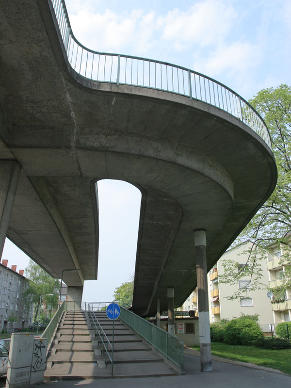 Fußgänger- und Radwegbrücke Cassellastraße, Frankfurt am Main; ein städtebauliches Unikum Fußgänger- und Radwegbrücke Cassellastraße, Frankfurt am Main; ein städtebauliches Unikum