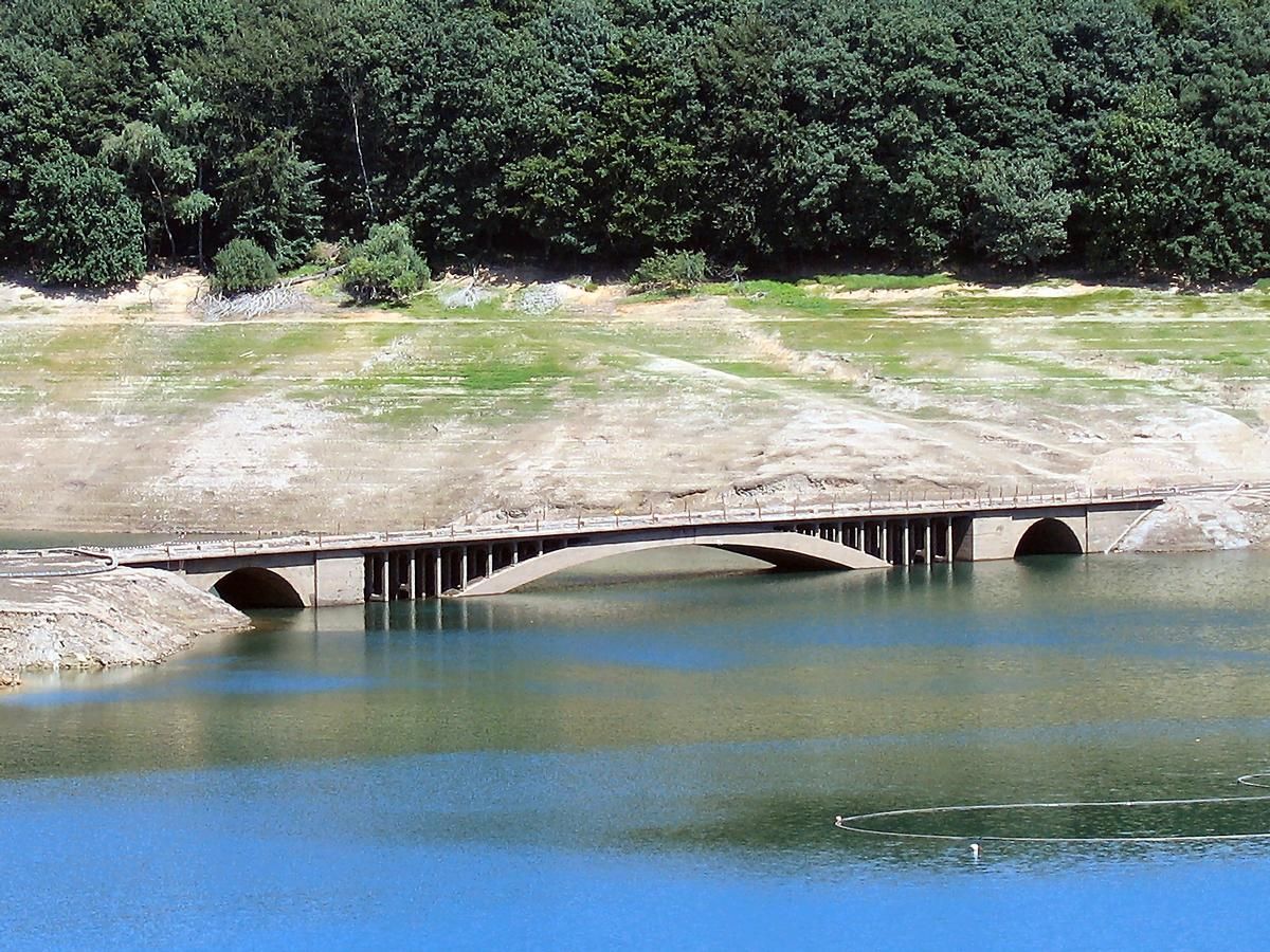 Dernbachbrücke; noch sichtbar bis ca. Ende 2008 – Danach wieder überflutet durch Aufstauung Wahnbachtalsperre 