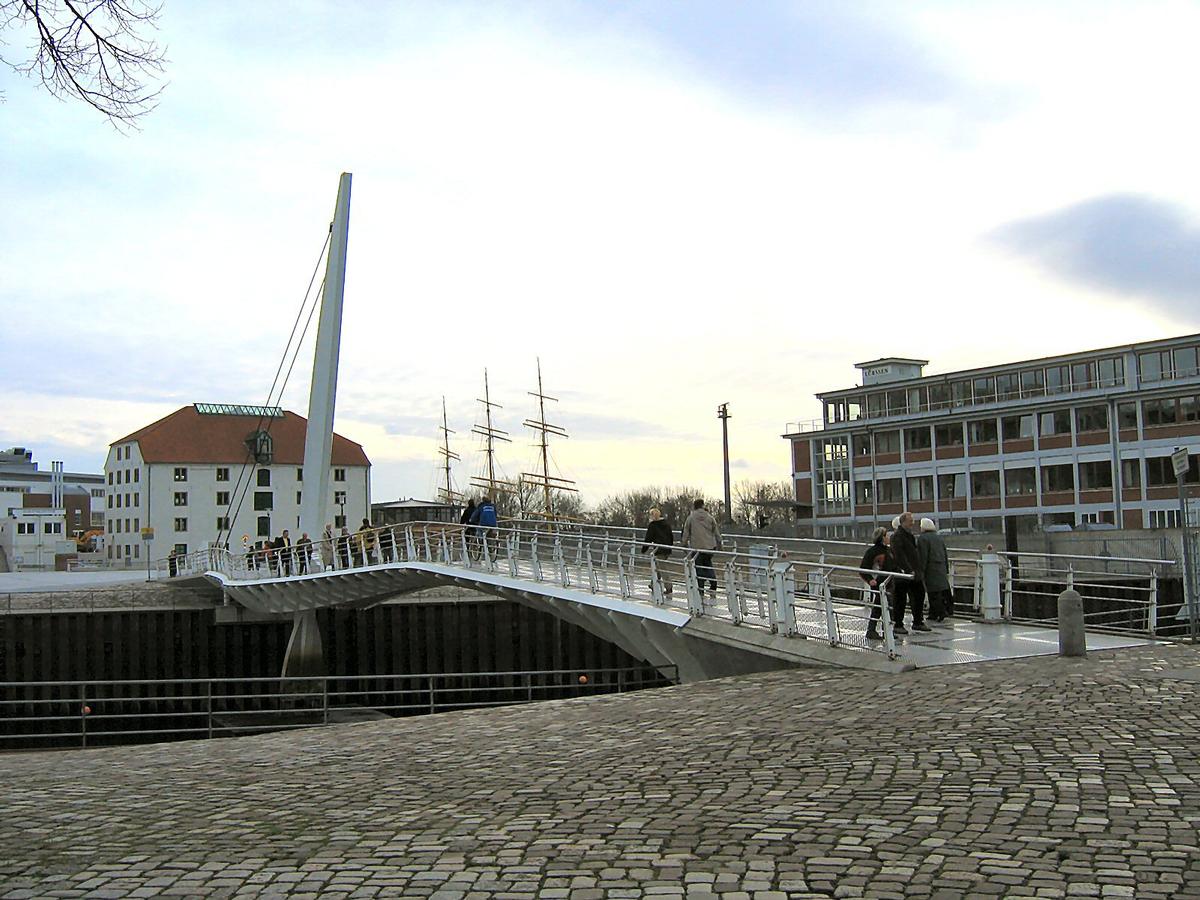 Pedestrian bascule bridge at Vegesacker Hafen, Bremen 