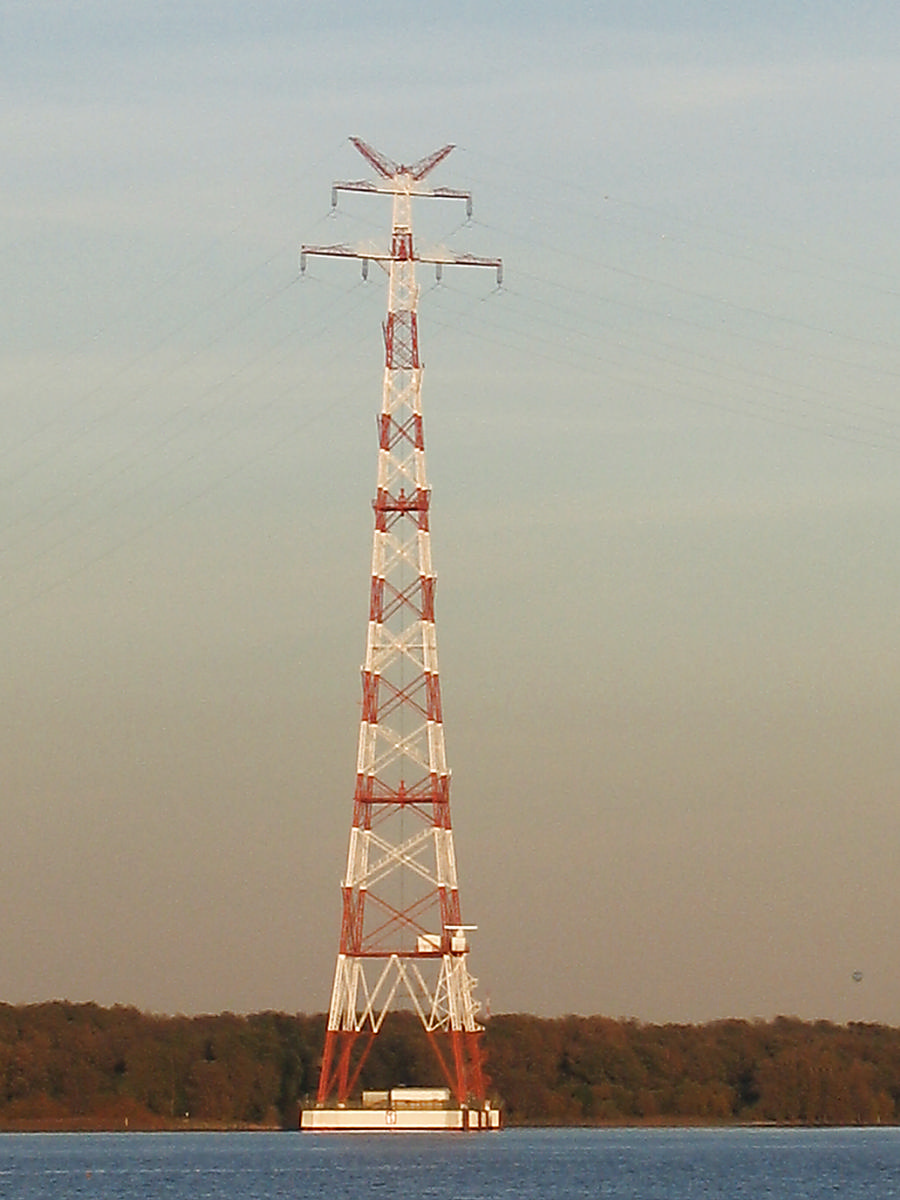 Pylônes du franchissement de la ligne 1 à haute tension sur l'Elbe 