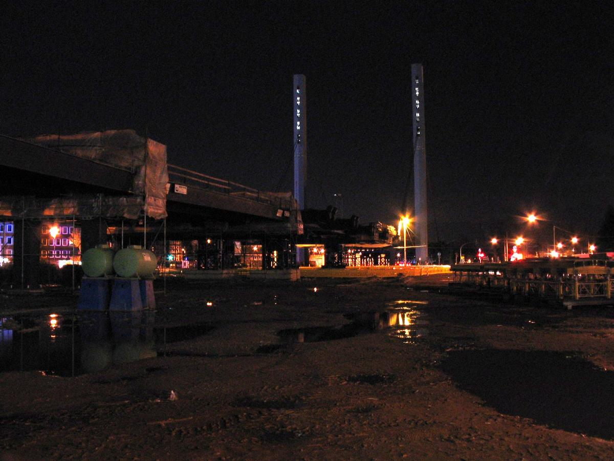Schrägseilbrücke der A281 in Bremen-Neustadt bei Nacht 