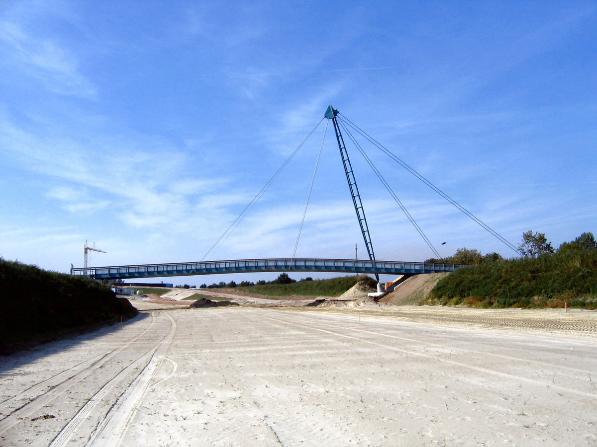 Fuß-und Radwegbrücke über die A281 