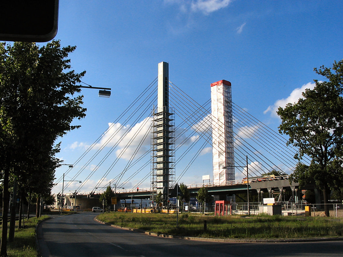 Schrägseilbrücke der A281 in Bremen-Neustadt 