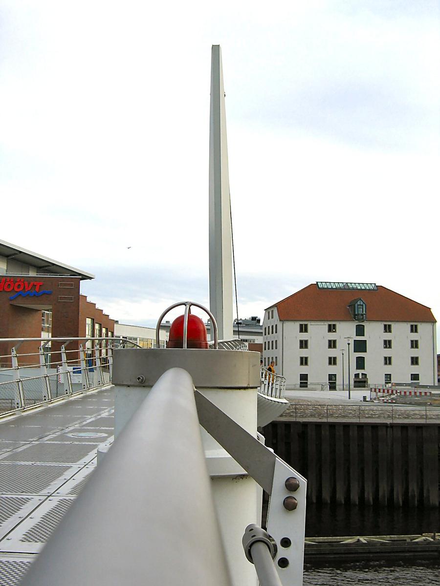 Fußgänger-Klappbrücke über den Vegesacker Hafen 
