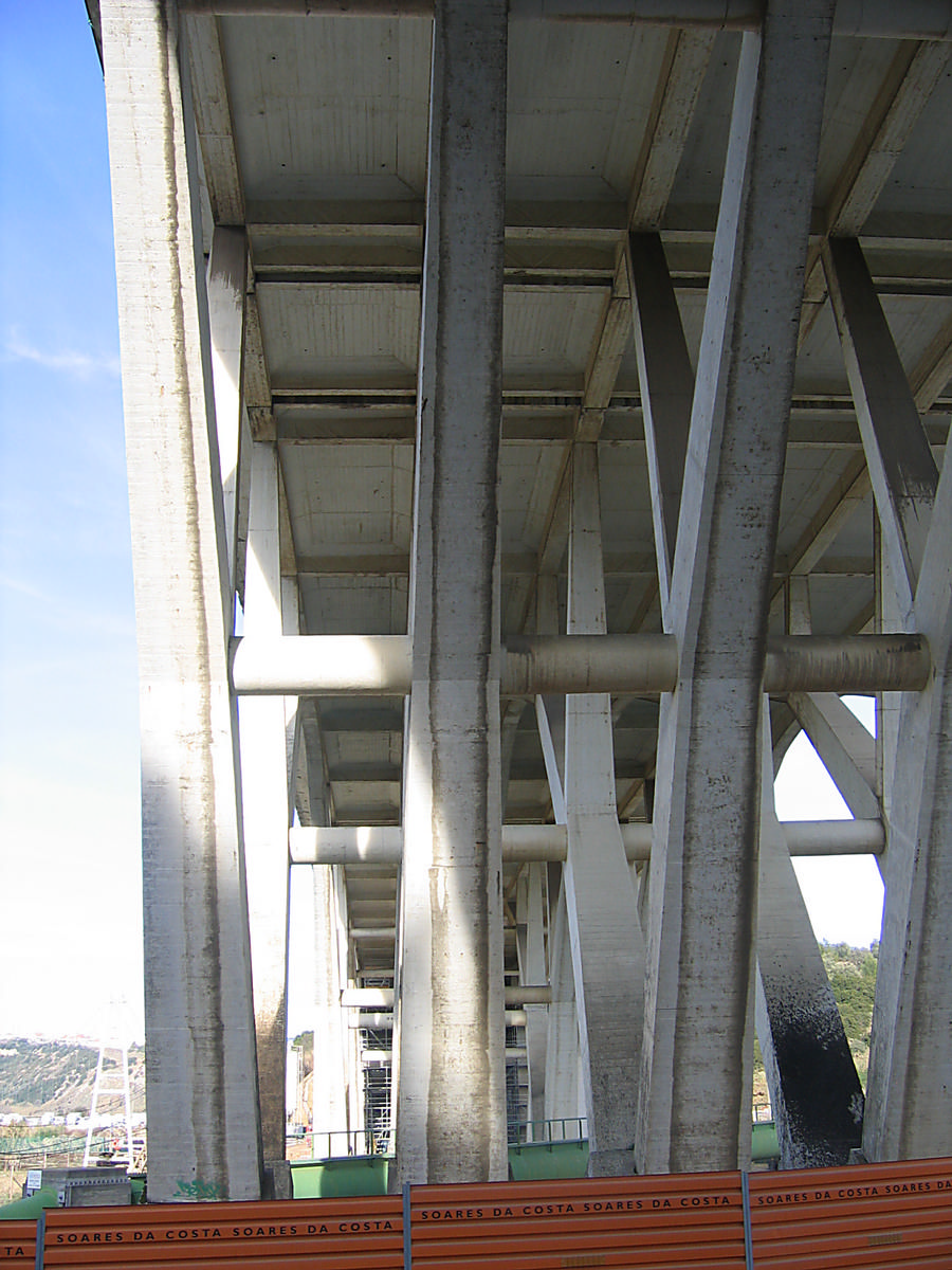 Autobahnbrücke der A1 do Norte über den Trancão 