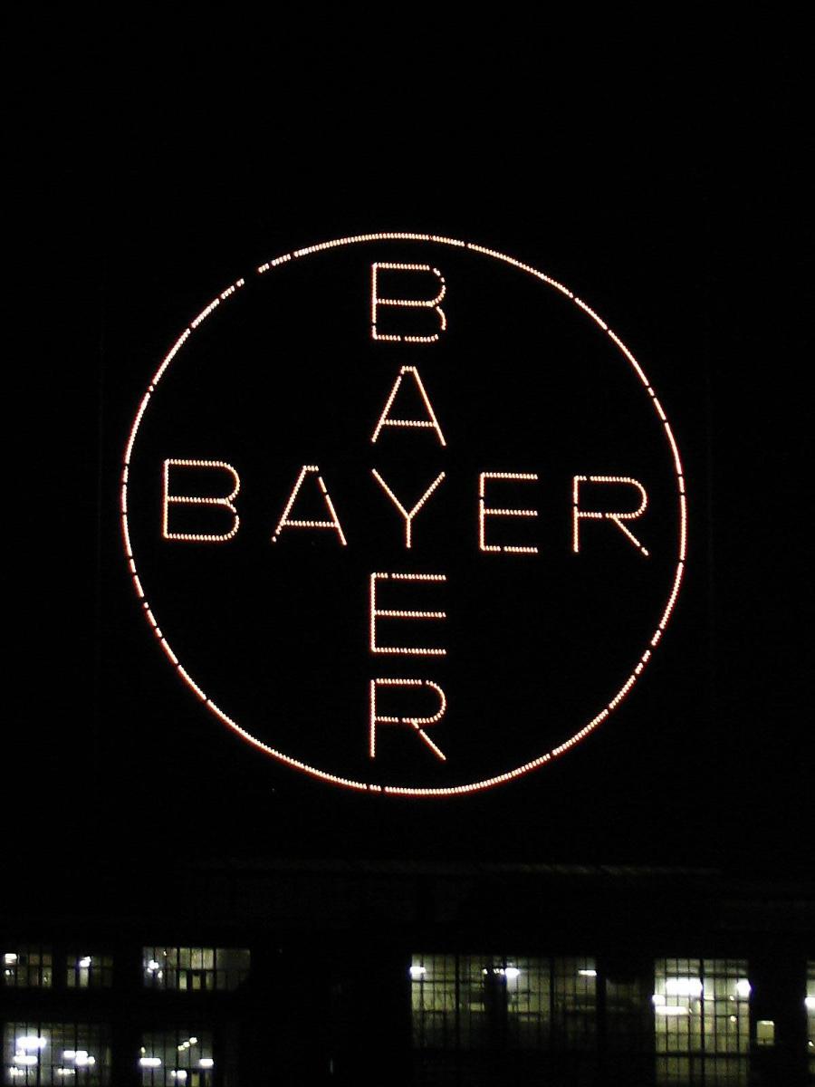 Bayer-Kreuz in Leverkusen bei Nacht 