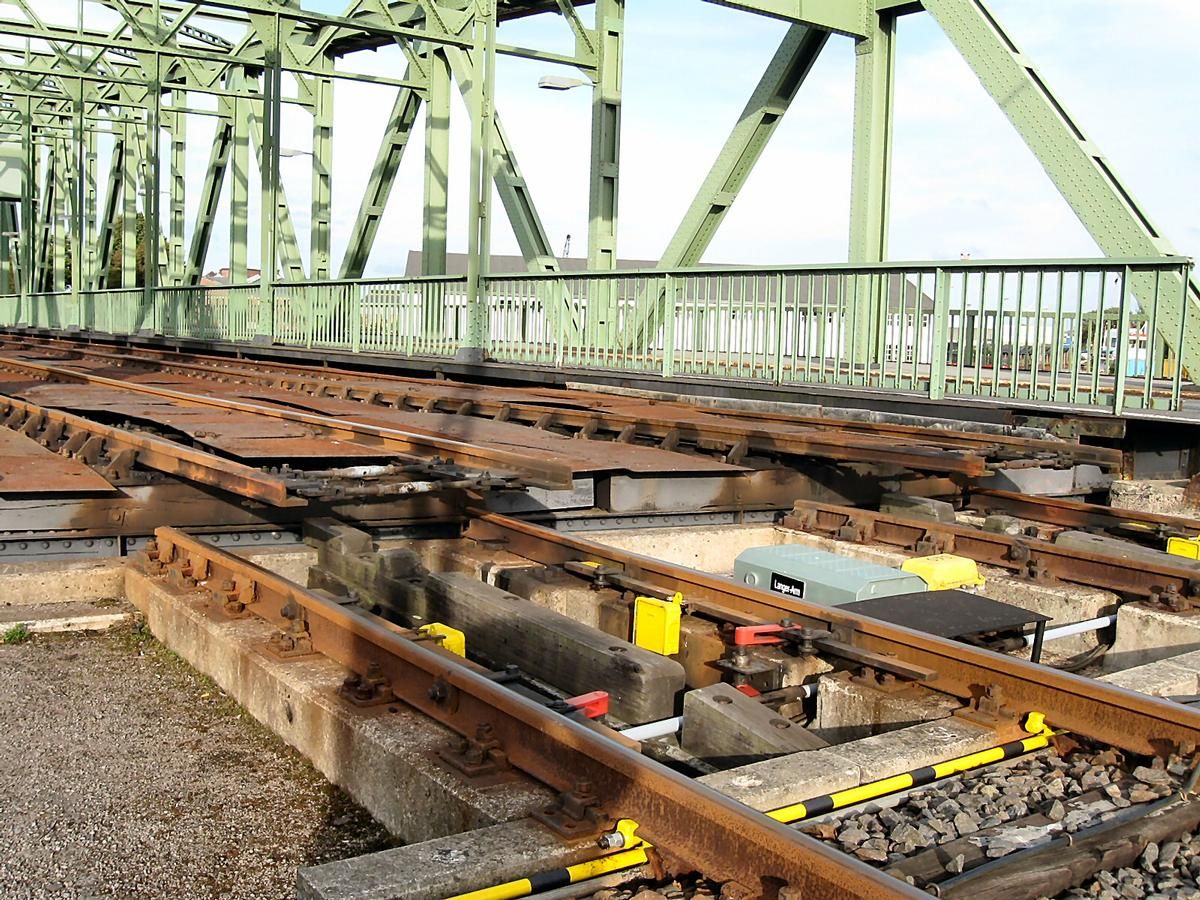 Grosse Drehbrücke Bremerhaven öffnet 