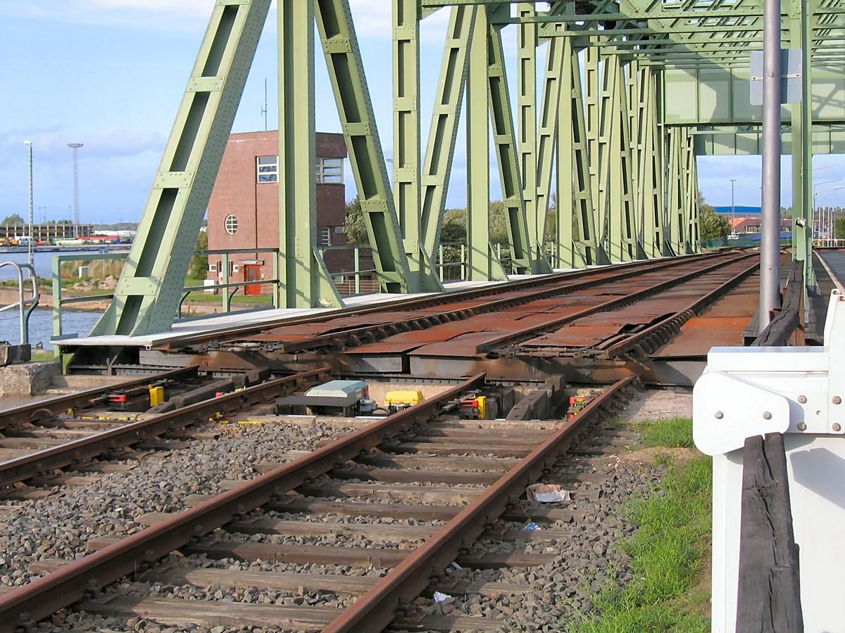 Grosse Drehbrücke Bremerhaven öffnet 