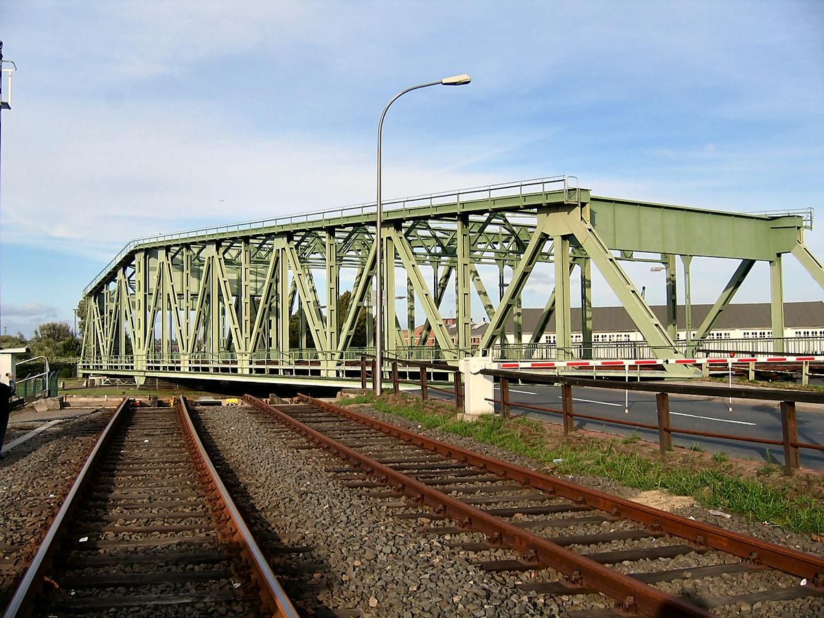 Grosse Drehbrücke Bremerhaven öffnet 