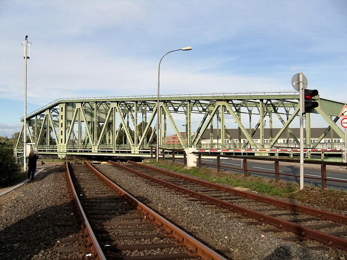 Grosse Drehbrücke Bremerhaven öffnet 