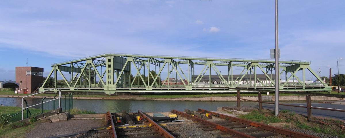 Grosse Drehbrücke Bremerhaven geöffnet 