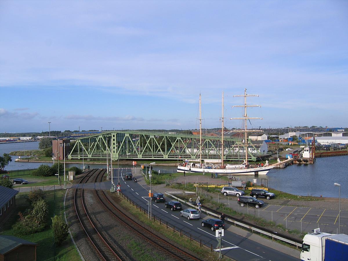 Grosse Drehbrücke Bremerhaven geöffnet 
