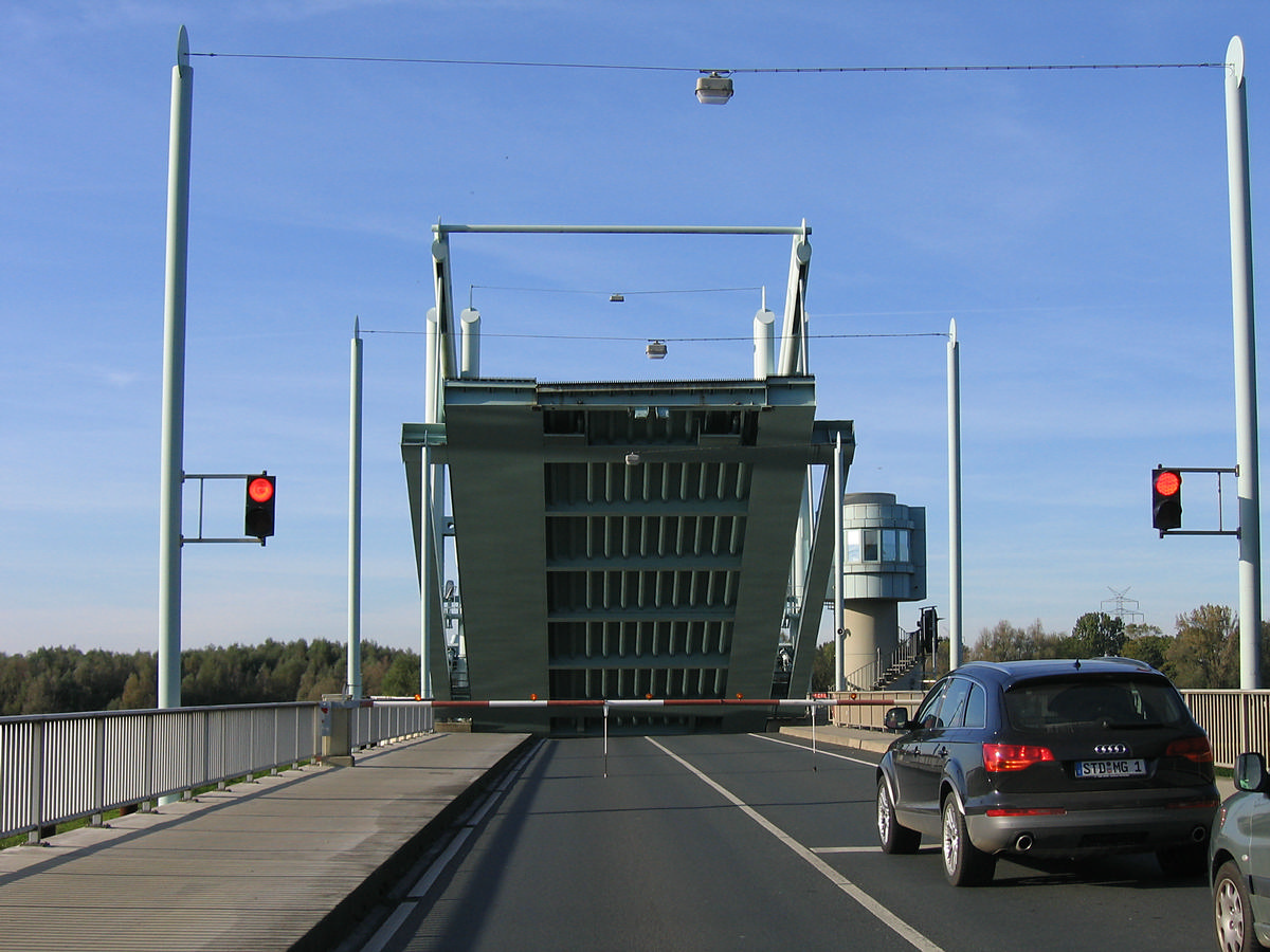 Bascule bridge across the Schwinge at Stade 