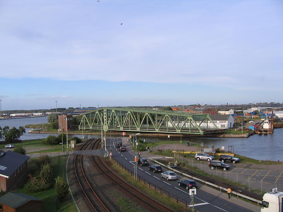 Grosse Drehbrücke Bremerhaven schliesst 