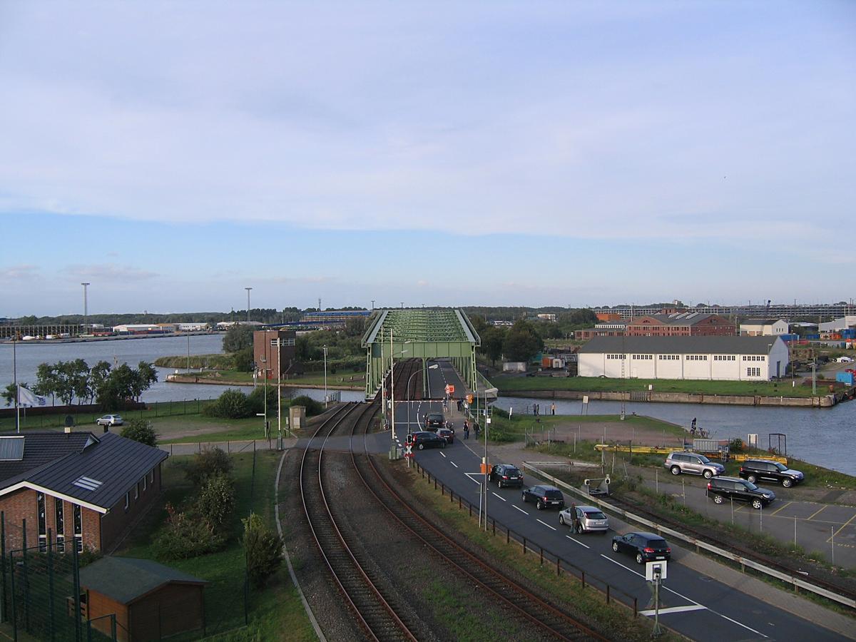 Grosse Drehbrücke Bremerhaven schliesst 