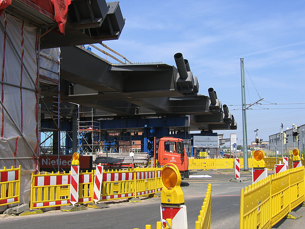 Schrägseilbrücke der A 281 in Bremen-Neustadt 