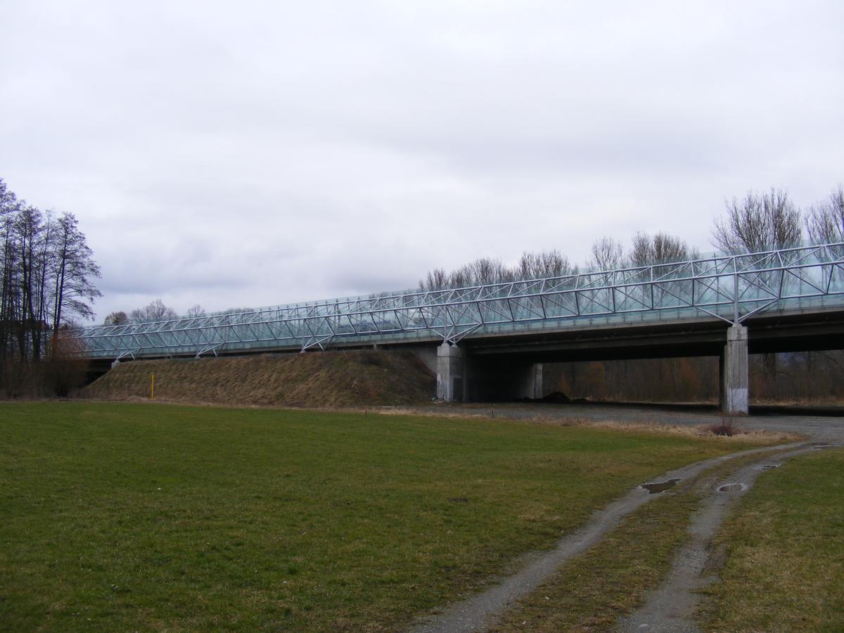 Spans the Red Main River at Bayreuth-Laineck. Built in 2003 replacing an earlier structure 