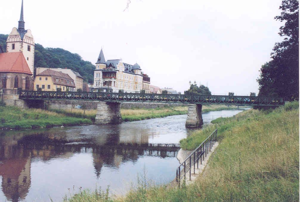 Spans the White Elster at the north entrance to the former BUGA Park Gera. Bridge serves pedestrian and bicyclar traffic 