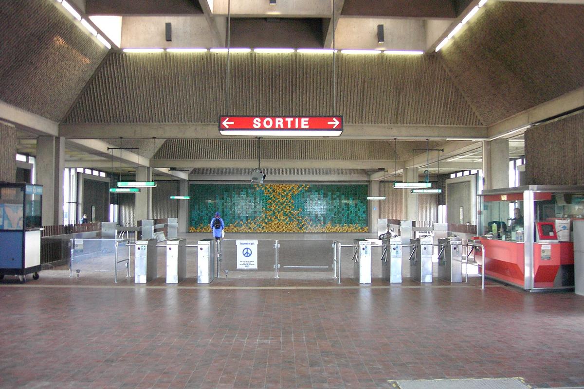 Intérieur de l'édicule de la Station Viau en regardant vers l'est direction Honoré-Beaugrand; 06/27 ligne Verte métro de Montréal 