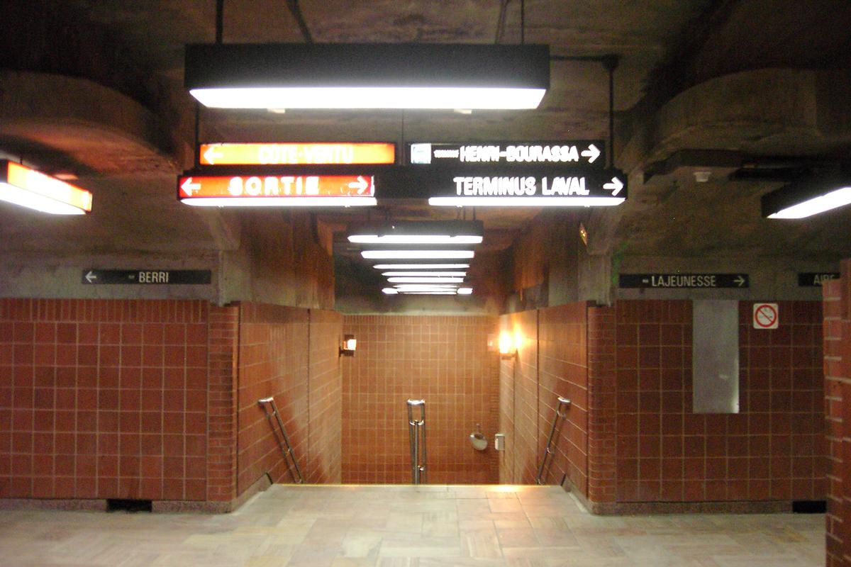 Fiche média no. 92026 Station Henri-Bourassa; Dans ce corridor piétonnier qui est long d'environ 250 mètres; À gauche, ça va vers l'édicule Ouest et le quai direction Côte-Vertu; En face, escaliers accédent au quai terminal H.-Bourassa, il ne sert qu'aux heures de pointe seulement. À droite, quai direction Montmorency et à l'extrémité est, les édicules Nord et Est. 28/31 Ligne Orange Métro de Montréal