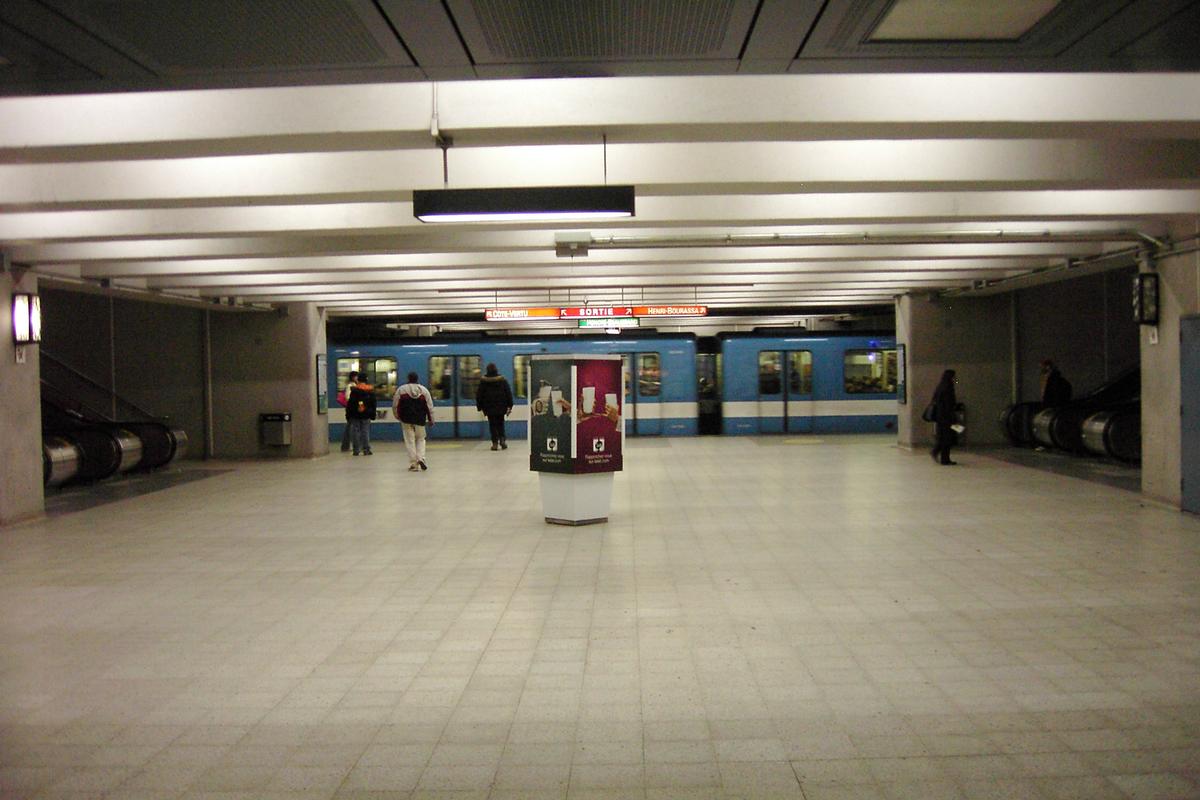 Fiche média no. 88670 Accès au niveau de la ligne Verte (rame de métro); les escaliers mécaniques à gauche et à droite accèdent aux différents quais de la ligne Orange qui est située juste au dessus