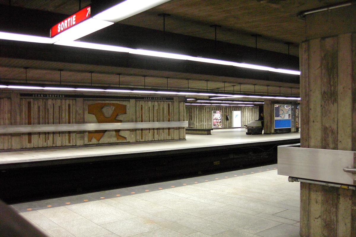 Fiche média no. 84504 Ligne jaune du métro de Montréal - Station Jean-Drapeau Partie centrale de la station, elle fut l'une des plus achalandée lors de l'Expo-67 mais maintenant c'est l'une des plus déserte du réseau Montréalais