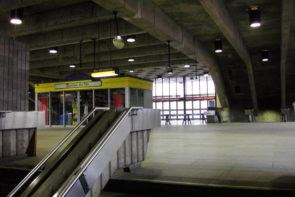 Fiche média no. 84506 Ligne jaune du métro de Montréal - Station Jean-Drapeau Au rez de chaussée de la station Jean-Drapeau ( Île-Sainte-Hélème) en regardant en direction de la Biosphère