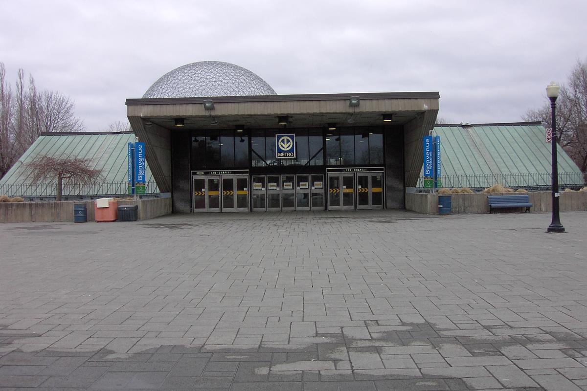 Fiche média no. 84508 Ligne jaune du métro de Montréal - Station Jean-Drapeau Vue de la sortie ouest de l'édicule de la station Jean-Drapeau sur l'île Sainte-Hélène en regardant en direction nord-est sur la biosphère qui fut autrefois le pavillon des États-Unis-d'Amérique lors de l'Expo-67