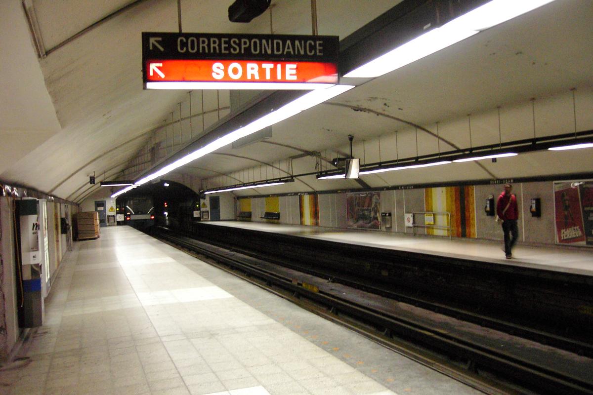 Ligne jaune du métro de Montréal - Station Berri-UQAMSur le Quai en direction nord en regardant vers l'arrière-gare Ligne jaune du métro de Montréal - Station Berri-UQAM Sur le Quai en direction nord en regardant vers l'arrière-gare