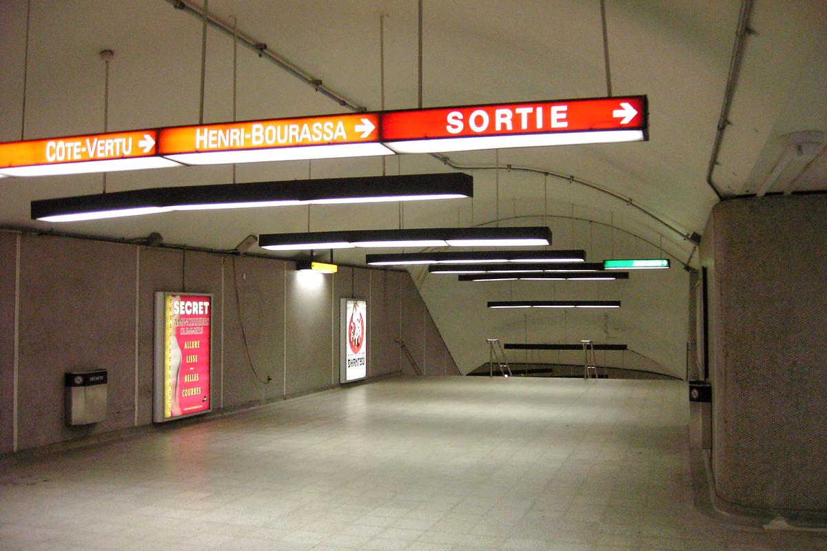 Fiche média no. 84513 Ligne jaune du métro de Montréal - Station Berri-UQAM en accédant de la ligne Jaune vers les autres lignes la Verte et l'Orange.
La ligne Jaune est la ligne la plus profonde de la station Berri-UQAM