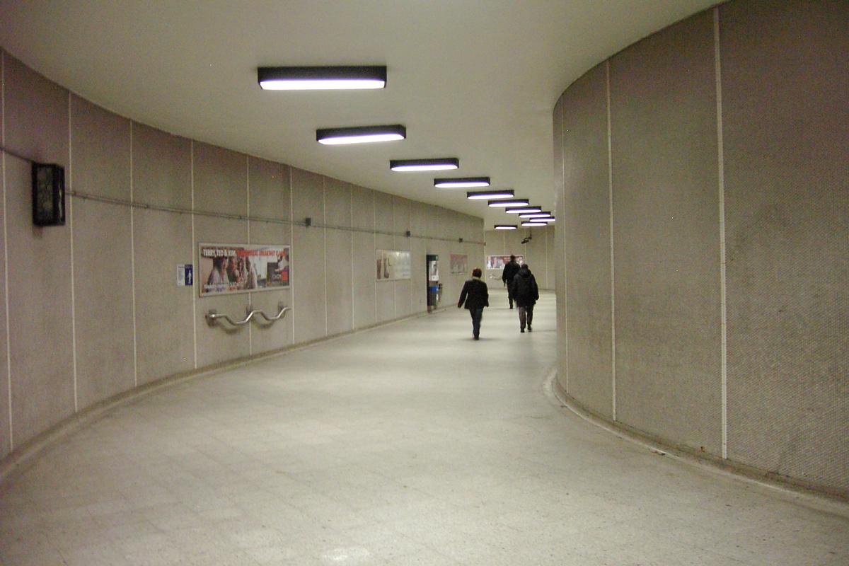 Fiche média no. 84515 Ligne jaune du métro de Montréal - Station Berri-UQAM Corridor d'accès de la station Berri-UQÀM vu dans le sens contraire de la photo d'avant