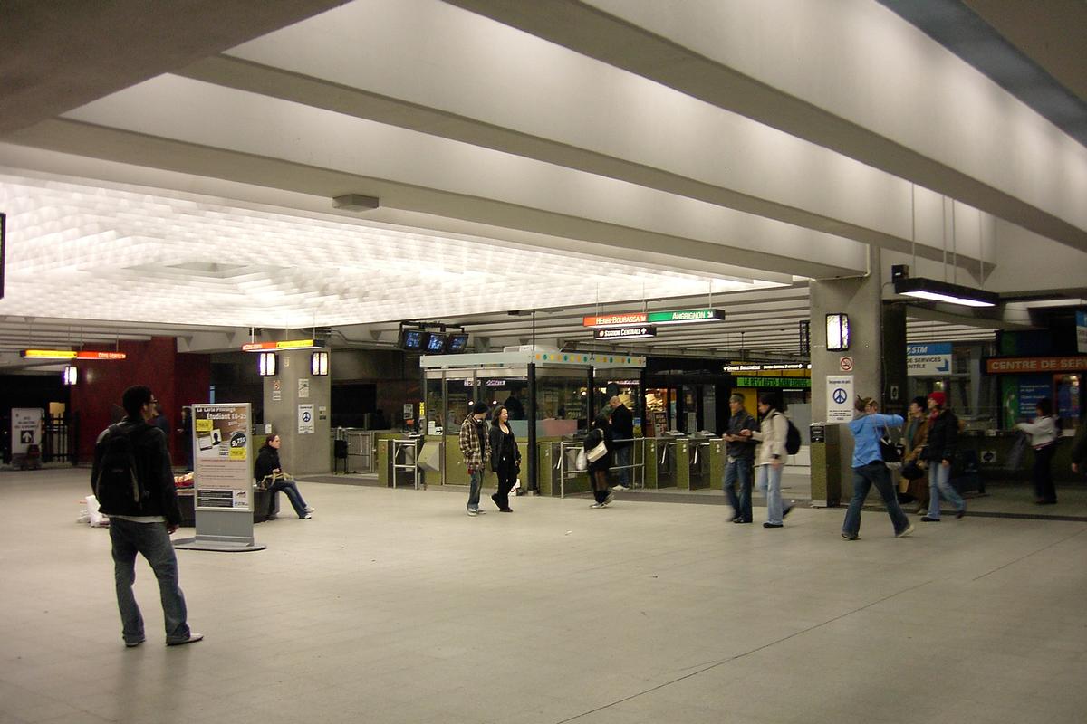 Niveau mezzanine de la station de correspondance Berri-UQÀM, 13/27 lignes Orange Verte et Jaune métro de Montréal 