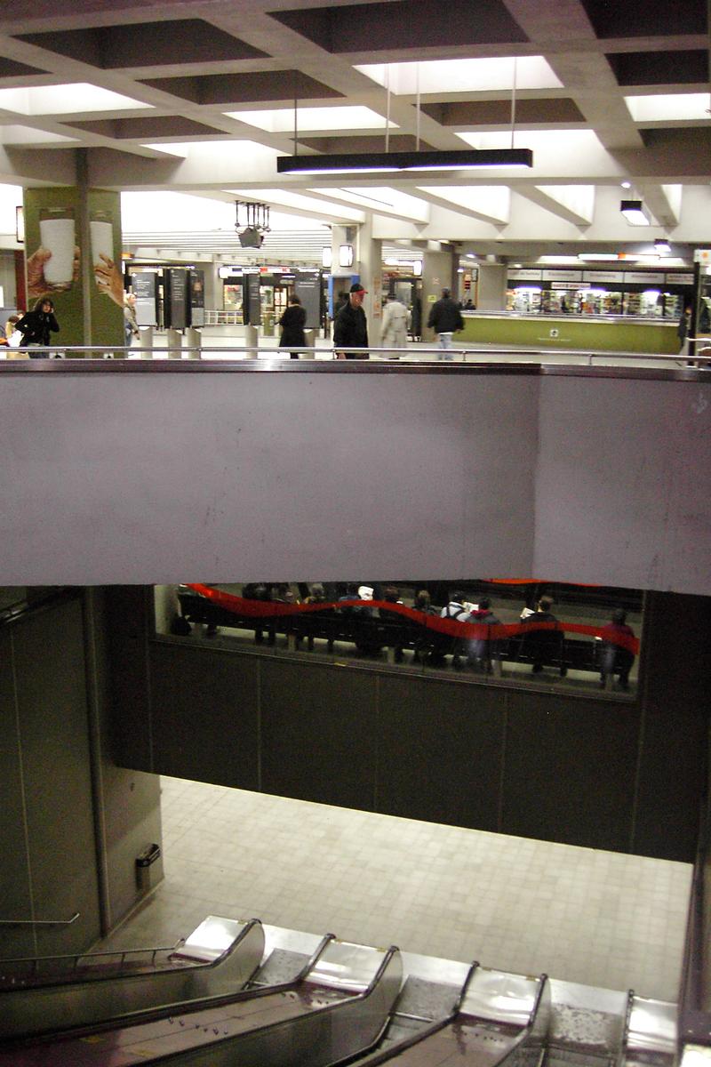 Fiche média no. 88684 Station de correspondance Berri-UQÀM; Vue sur trois niveaux de la station, en haut niveau mezzanine, au centre avec les deux ondulations oranges la ligne Orange, et en bas le niveau ligne Verte. 13/27 lignes Orange et Verte métro de Montréal
