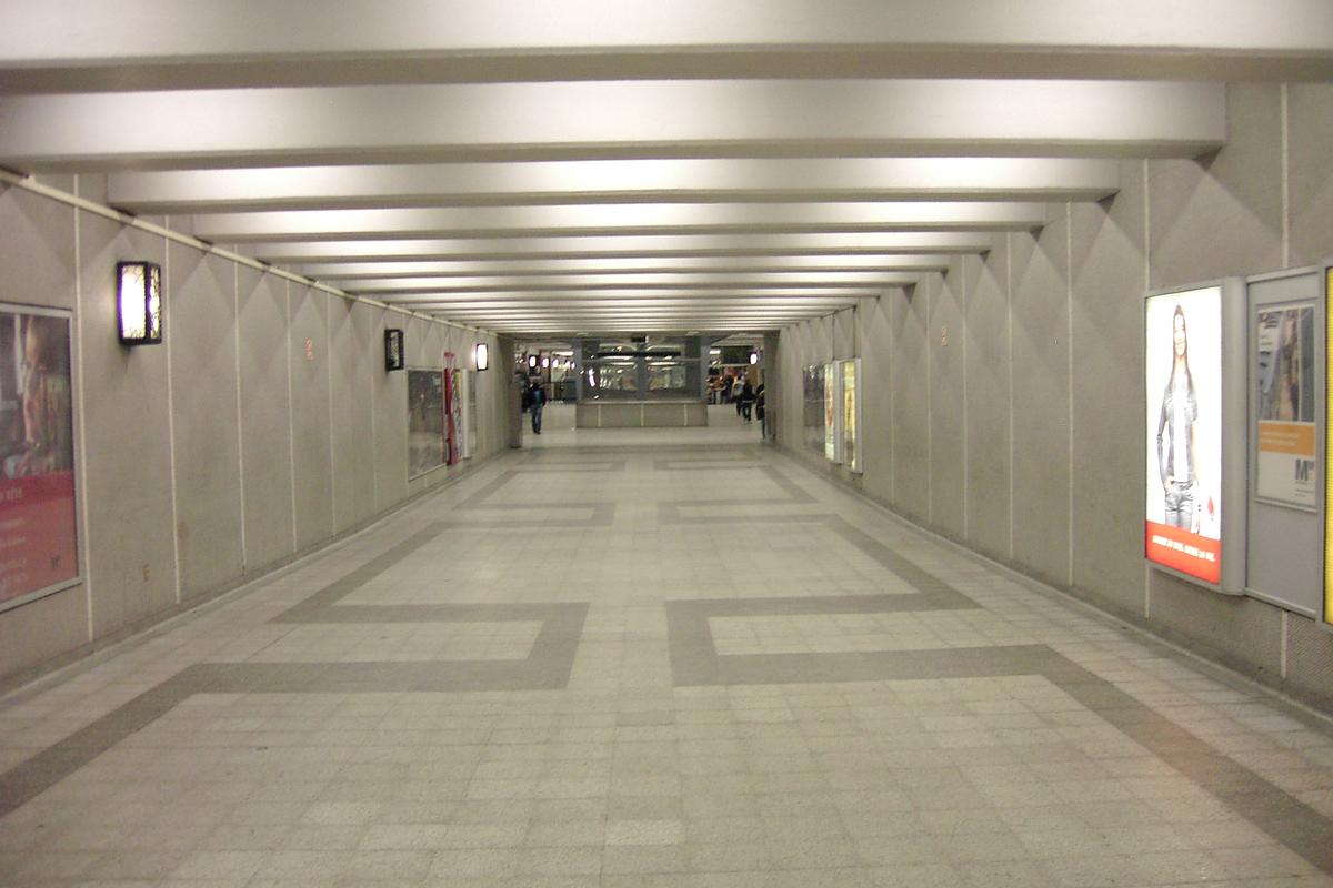 Fiche média no. 88688 Corridor d'accès souterrain reliant le pavillon Athanase-David de l'Université du Québec à la mezzanine de la station de corresponfance Berri-UQÀM. Ce corridor passe en totalité sous la rue de Maisonneuve et relie aussi la Place-Dupuis. 13/27 lignes Orange, Verte et Jaune métro de Montréal
