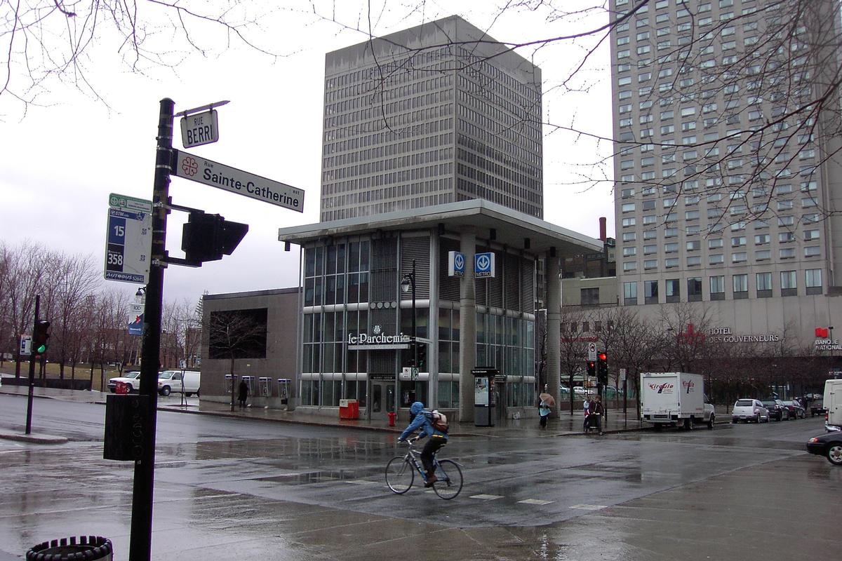 Fiche média no. 88653 Édicule central de la station de correspondance Berri UQÀM, cette station comporte sept sorties, six sont accessibles au public, et la septième est disponible pour les urgences seulement. 13/27 ligne Verte métro de Montréal