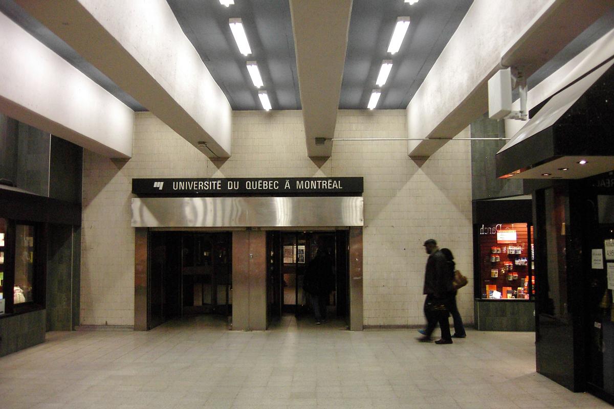 Fiche média no. 88658 Accès intérieur de la station de correspondance Berri-UQÀM à l'Université du Québec, niveau mezzanine. 13/27 ligne Orange Verte et Jaune métro de Montréal