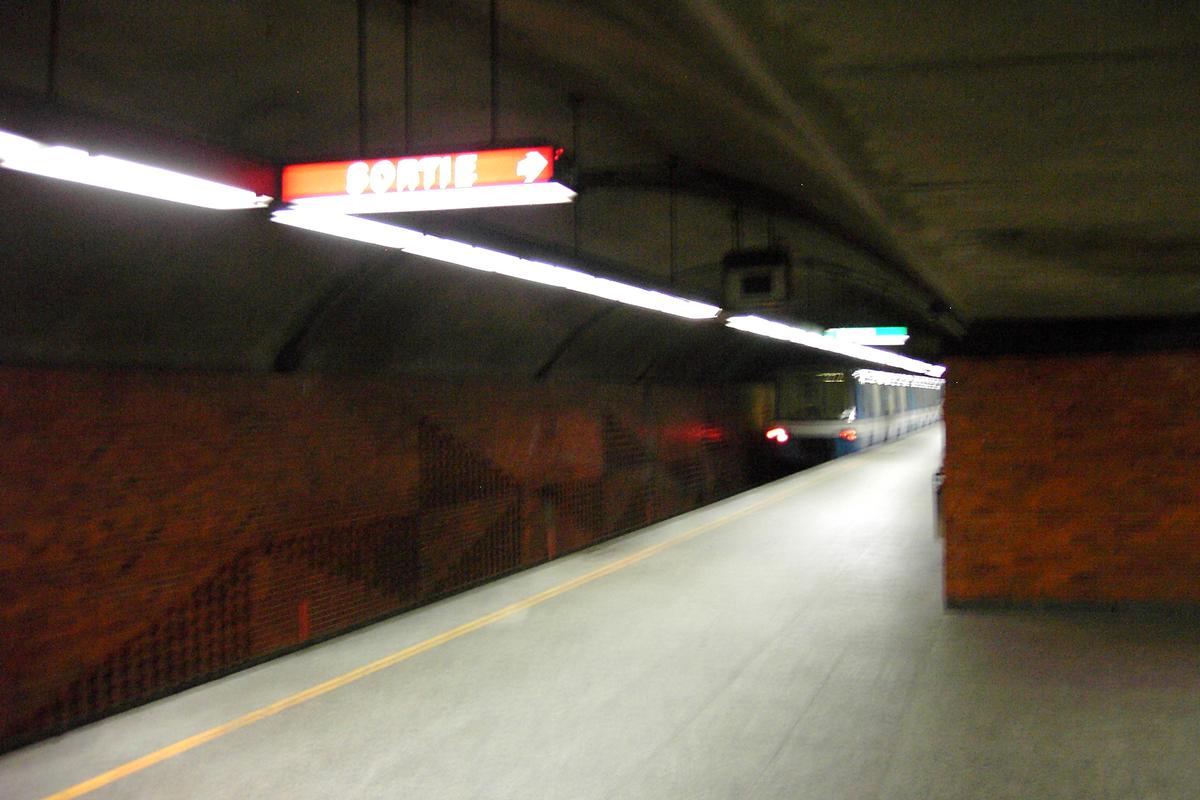 Station Charlevoix, un train quittant la station en direction Angrignon. 21/27 ligne Verte Métro de Montréal 