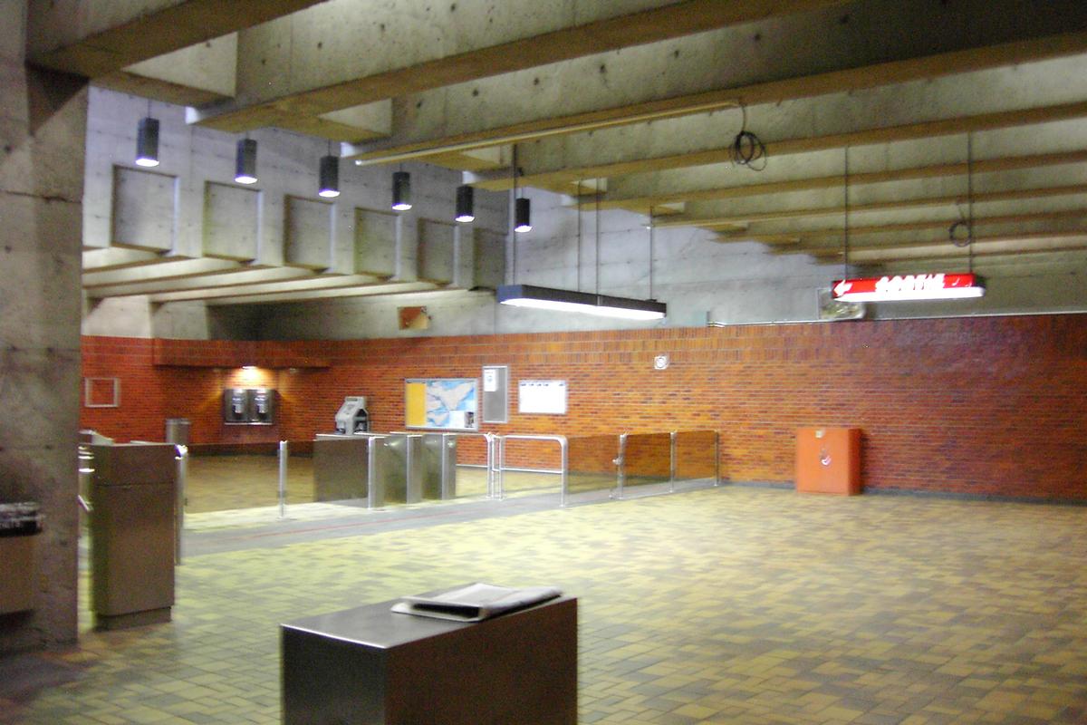 Fiche média no. 88881 Niveau mezzanine de la station Charlevoix, le plafond de cette salle est lous la surface du sol. La guérite de perception est située à gauche en arrière du mur de béton. 21/27 ligne Verte Métro de Montréal